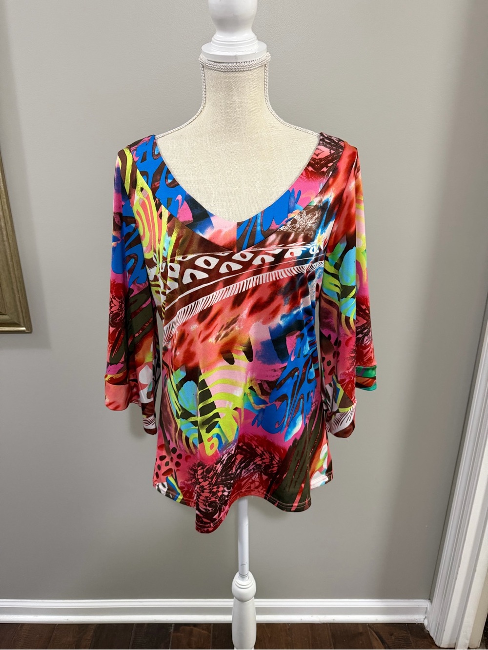 Women's Multicolor V-Neck  Top - Bright Abstract Print. Size Large